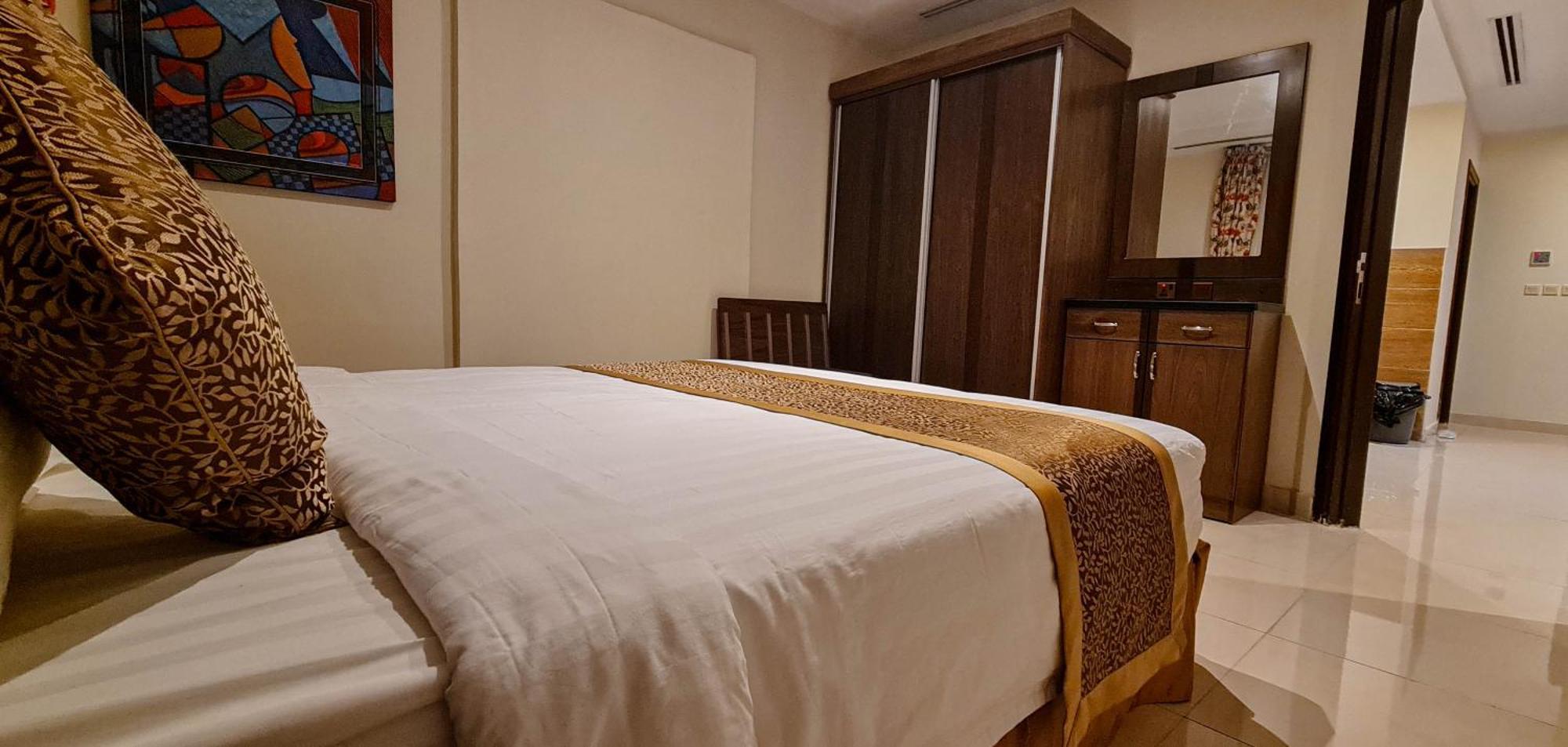 Golden New Hira Apartment *